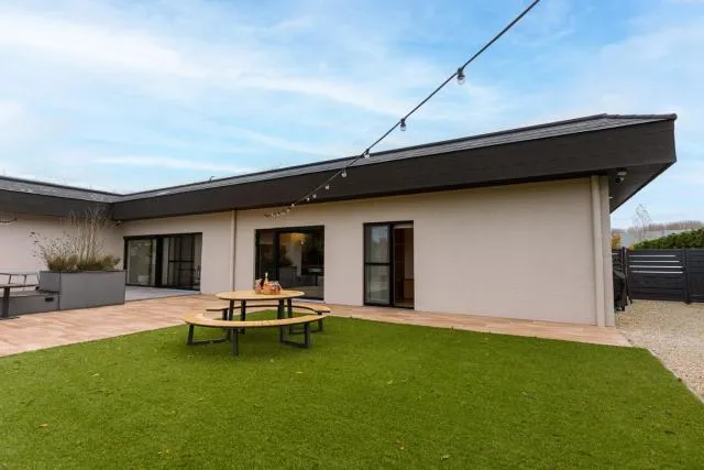  Modern and bohemian house with spacious garden - picture  : Property building 