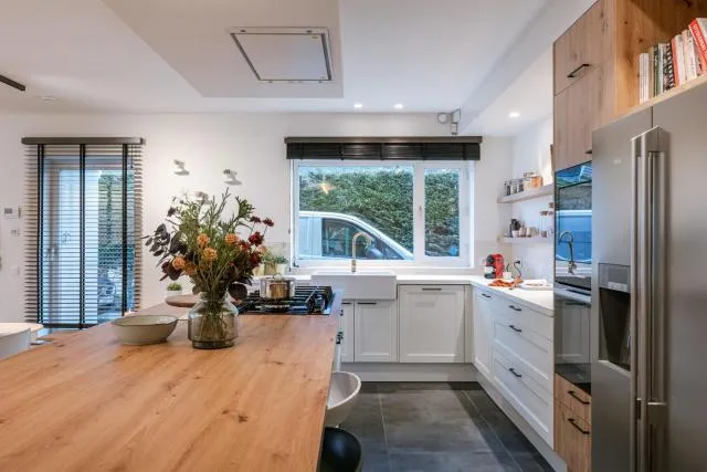  Modern and bohemian house with spacious garden - picture  : Kitchen/kitchenette 