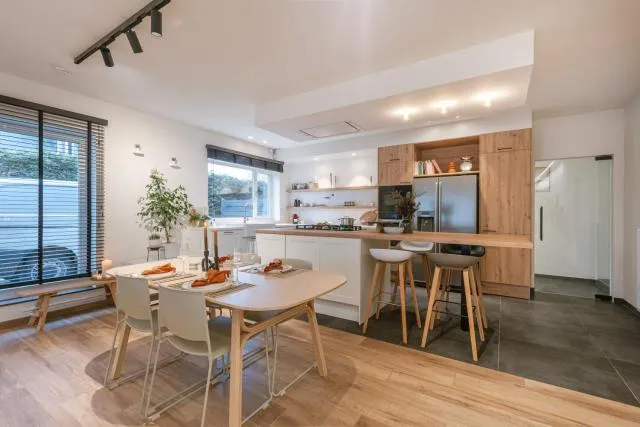  Modern and bohemian house with spacious garden - picture  : Kitchen/kitchenette,Dining area 