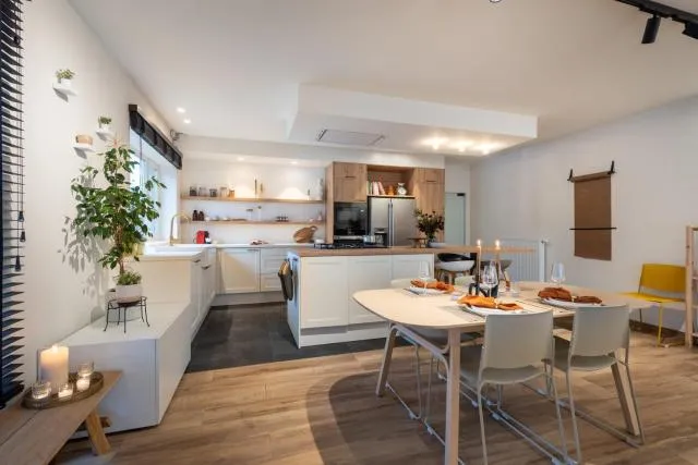  Modern and bohemian house with spacious garden - picture  : Kitchen/kitchenette,Dining area 