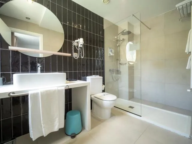  Hotel Roc Meler - picture  : Shower,Toilet,Bathroom,Bathroom,towels,Property 