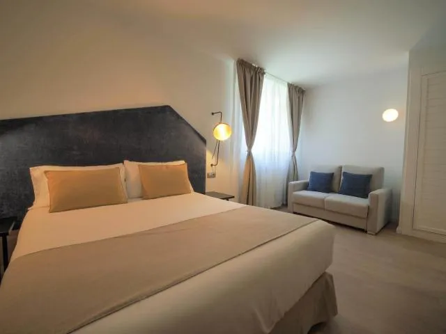  Hotel Roc Meler - picture  : Bed,Bed,Living room,Bedroom,Property,Room 