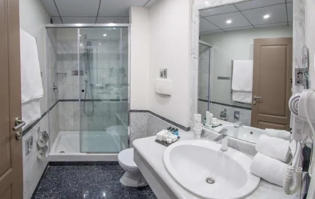  Best Western Plus Congress Hotel Yerevan - picture  : Bathroom,Bathroom,Property 