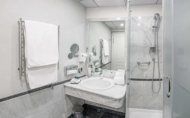  Best Western Plus Congress Hotel Yerevan - picture  : Bathroom,Bathroom,Property 