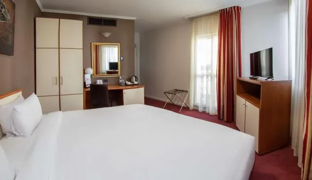  Best Western Plus Congress Hotel Yerevan - picture  : TV/entertainment centre,Bed,Bedroom,Property 