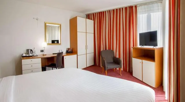  Best Western Plus Congress Hotel Yerevan - picture  : TV/entertainment centre,Bed,Bedroom,Property 
