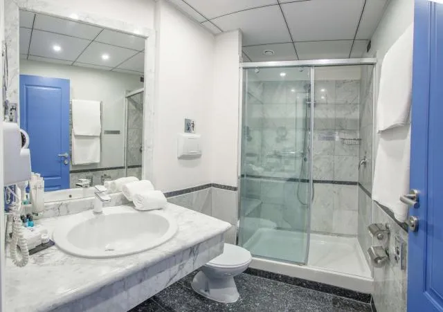  Best Western Plus Congress Hotel Yerevan - picture  : Bathroom,Bedroom,Property 