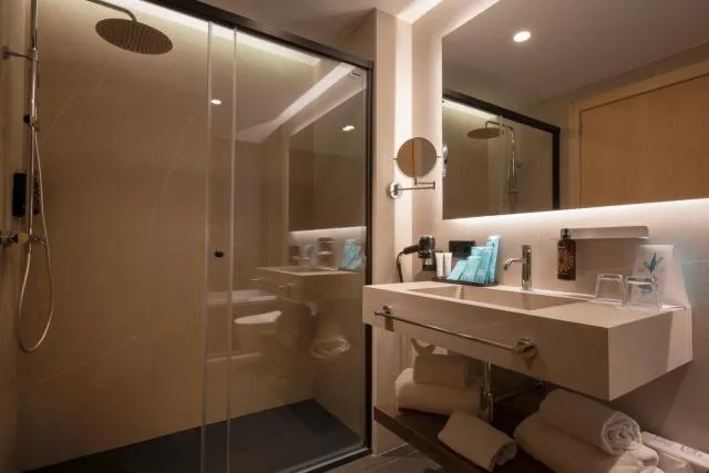  Yomo Centric - picture  : Bathroom,Bathroom,Property 