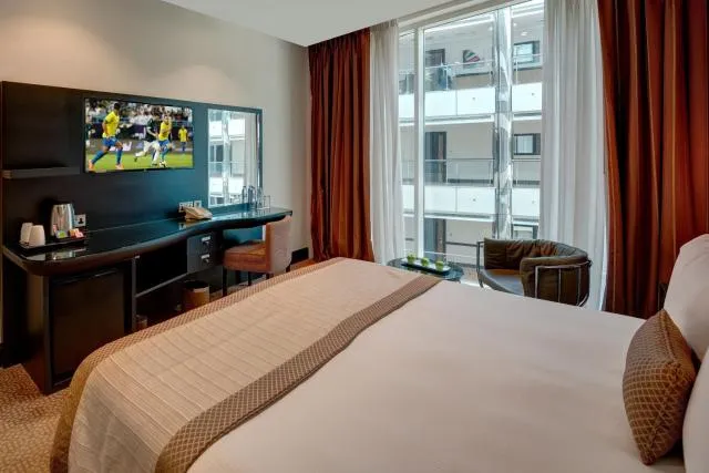  Holiday Inn Dubai Al Barsha, an IHG Hotel - picture  : TV/entertainment centre,Bed,Bedroom,Property 