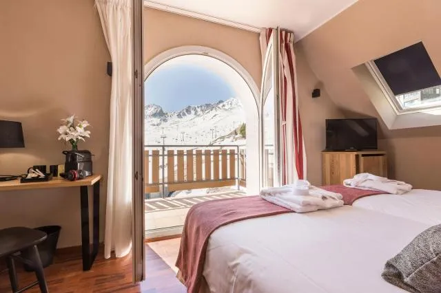  Hotel Grand Pas by Pierre & Vacances - picture  : Bed,Balcony/Terrace,Photo of the whole room,Bedroom,Mountain view,Property,Room 