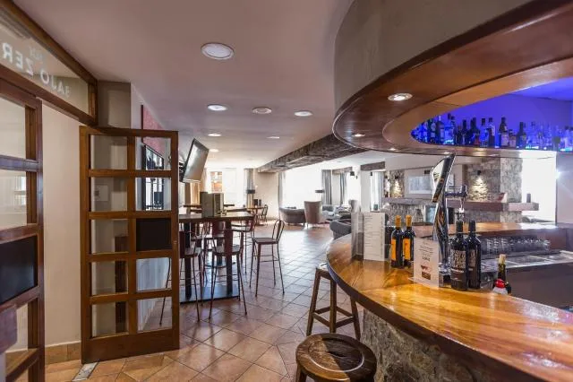  Hotel Grand Pas by Pierre & Vacances - picture  : Toilet,Patio,Restaurant/places to eat,Living room,Lounge or bar,Drinks,Property 