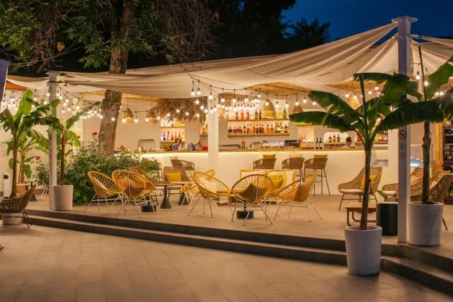  Best Western Plus Congress Hotel Yerevan - picture  : Restaurant/places to eat,Swimming pool,Property 