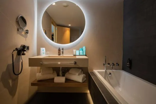  Yomo Centric - picture  : Bathroom,Bathroom,Property 