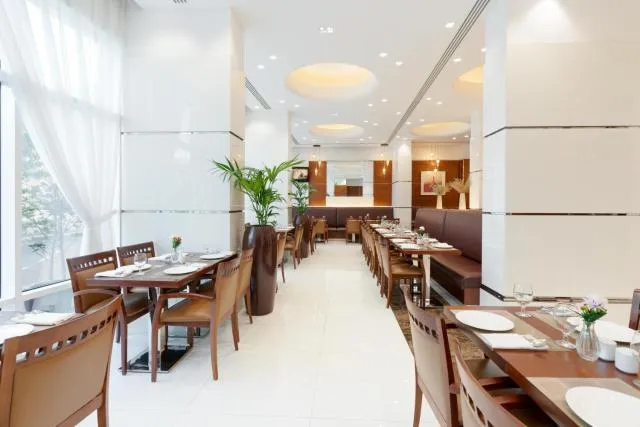  Golden Sands Hotel & Residences - picture  : Toilet,Restaurant/places to eat,Property 