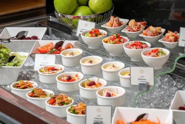  Golden Sands Hotel & Residences - picture  : Restaurant/places to eat,Property 