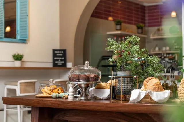  Golden Sands Hotel & Residences - picture  : Restaurant/places to eat,Property 