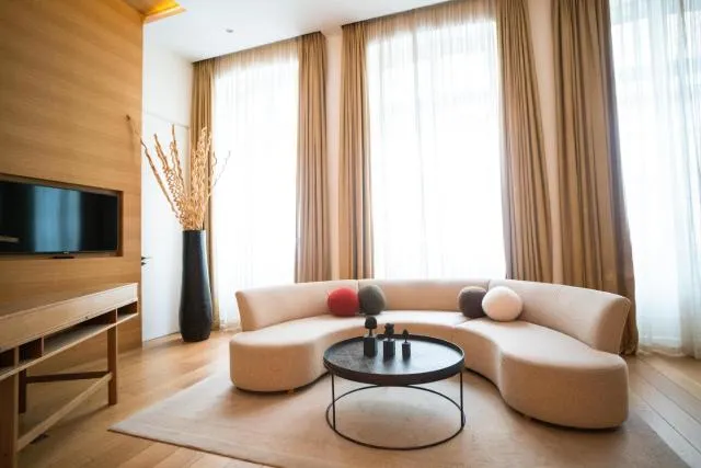  Hotel Marignan Champs-Elysées - photo  : Zone assise,Télévision et multimédia,Salon,Propriété 