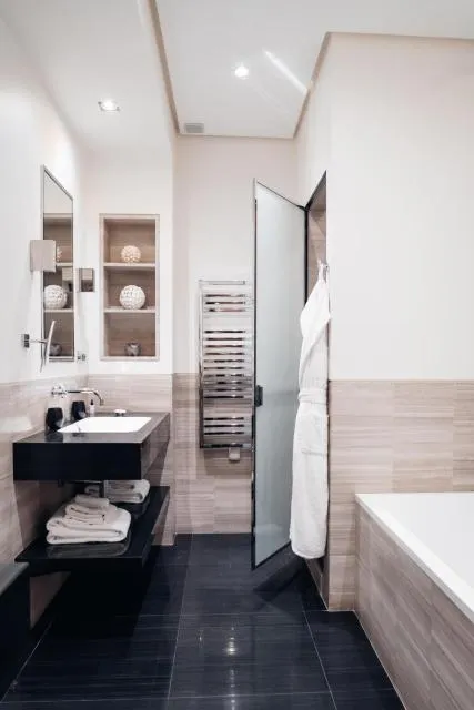  Hotel Marignan Champs-Elysées - photo  : Salle de bain,Salle de bain,Bain,Propriété 