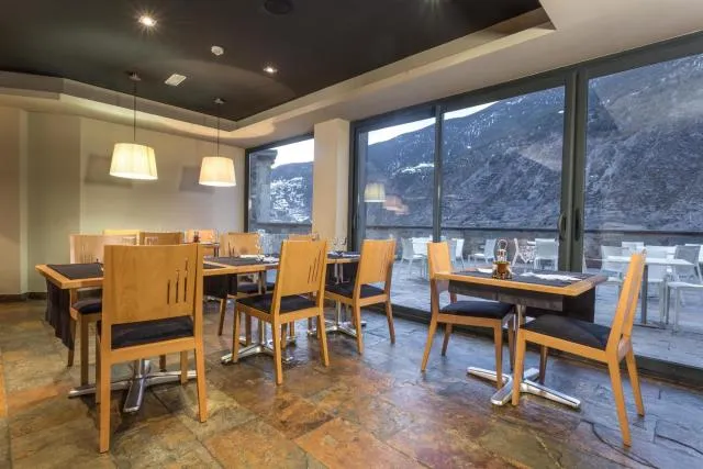  Aparthotel Shusski - picture  : Toilet,Restaurant/places to eat,Property 