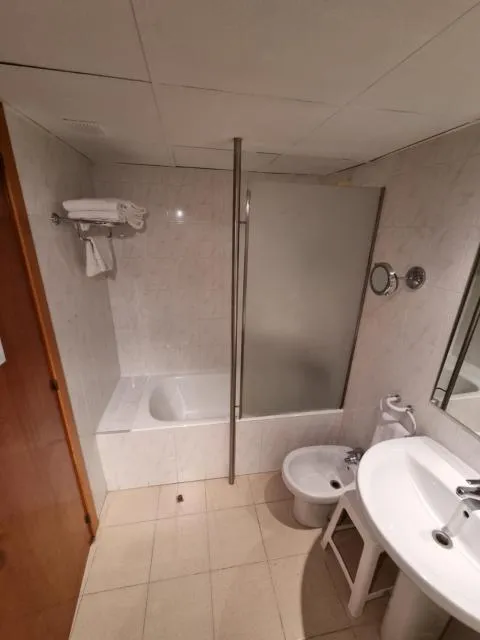  Hotel Cims Pas de La Casa - picture  : Toilet,Bathroom,Bathroom,towels,Property 