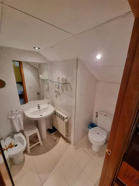  Hotel Cims Pas de La Casa - picture  : Toilet,Bathroom,Bathroom,Bath,towels,Property 