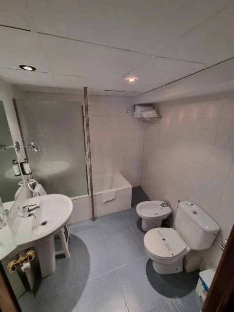  Hotel Cims Pas de La Casa - picture  : Shower,Toilet,Bathroom,Bathroom,bidet,towels,Property 