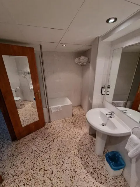  Hotel Cims Pas de La Casa - picture  : Shower,Toilet,Bathroom,Bathroom,towels,Property 