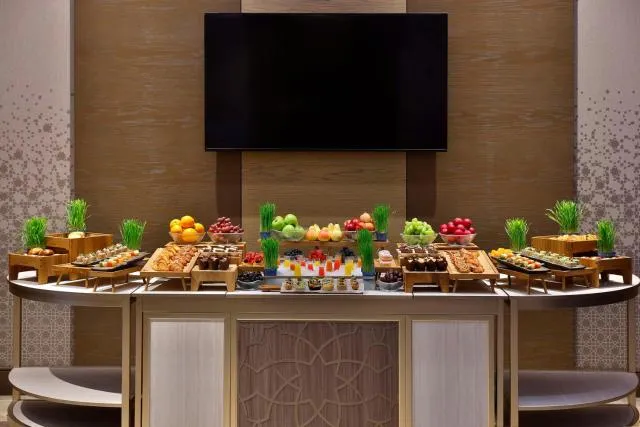  Hilton Abu Dhabi Yas Island - photo  : Centre de télévision/divertissement,Nourriture,Salle de réunion/conférence,Propriété 