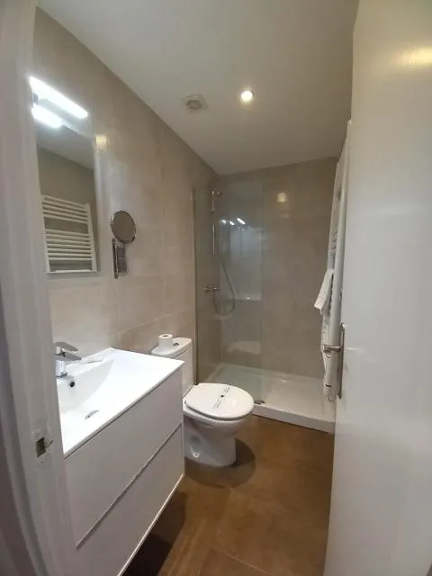  Hotel KATHMANDU - picture  : Shower,Toilet,Bathroom,Bathroom,Property 