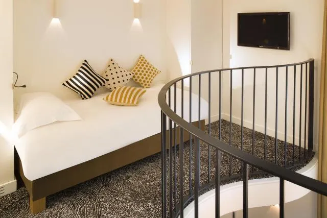  Hotel Marignan Champs-Elysées - photo  : Centre de télévision/divertissement,Lit,Zone assise,Propriété 