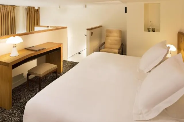  Hotel Marignan Champs-Elysées - photo  : Lit,Photo de toute la pièce,Chambre 