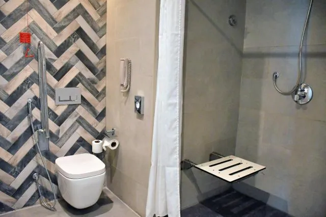  Wyndham Garden Ajman Corniche - picture  : Shower,Bathroom,Property 