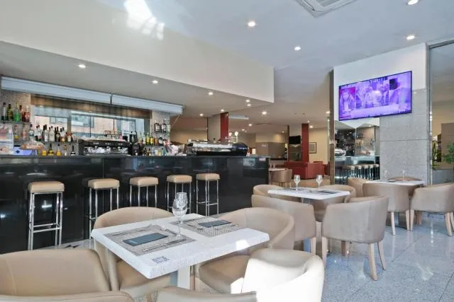  Hotel Best Andorra Center - picture  : Toilet,Patio,Lounge or bar,Property 