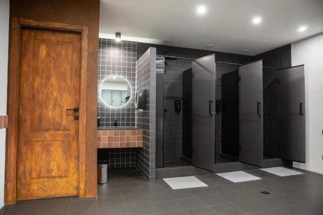  Best Western Plus Congress Hotel Yerevan - picture  : Bathroom,Sports,Property 