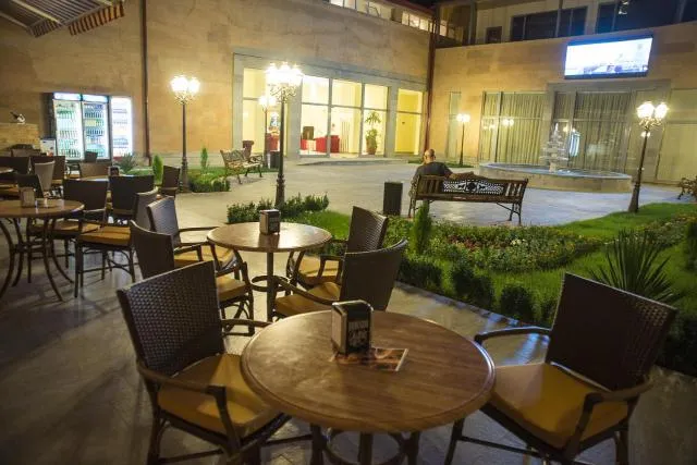  Ani Plaza Hotel - picture  : Toilet,Restaurant/places to eat,Garden,Lounge or bar,Property 