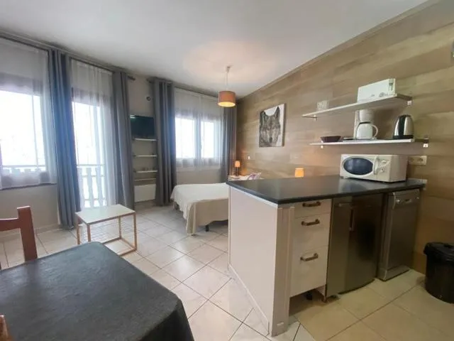  Tetras Pedrous - picture  : Kitchen/kitchenette,Bed,TV and multimedia,Kitchen or kitchenette,Dining area,Bedroom,Property,Room 