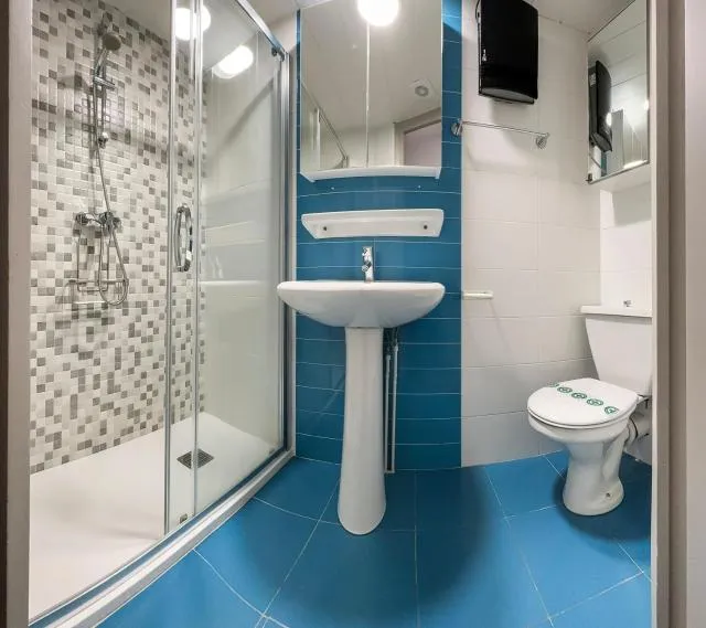  Tetras Pedrous - picture  : Shower,Toilet,Bathroom,Bathroom,Property 