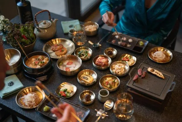  Hilton Abu Dhabi Yas Island - photo  : Restaurant/endroits où manger,Nourriture et boissons,Nourriture,Déjeuner,Dîner,Boissons,Propriété 