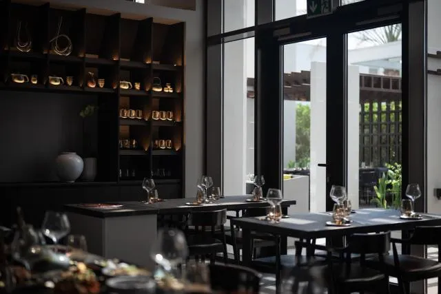  Hilton Abu Dhabi Yas Island - photo  : Toilettes,Patio,Restaurant/endroits où manger,Nourriture et boissons,Nourriture,Déjeuner,Dîner,Boissons,Boissons alcoolisées,Propriété 