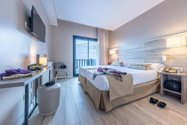  Hotel Caribou - picture  : Photo of the whole room,Room 