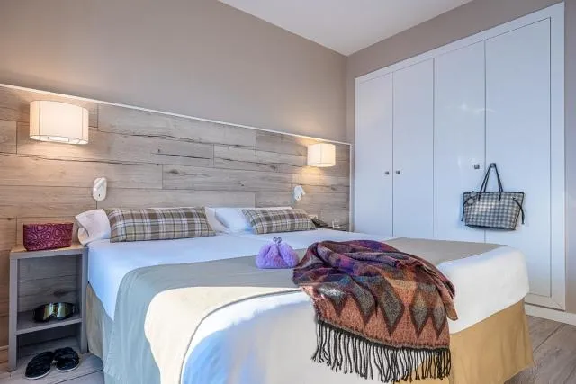  Hotel Caribou - picture  : Bed,Photo of the whole room,Room 