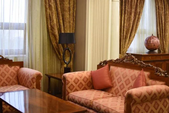  Radisson BLU Hotel Yerevan - picture  : Seating area,TV/entertainment centre,Bed,Photo of the whole room,Room 