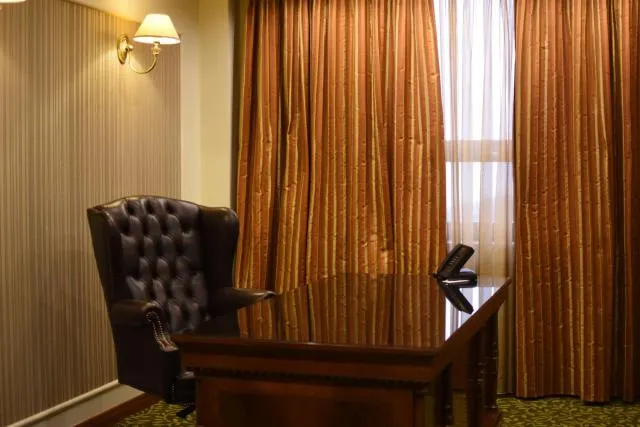  Radisson BLU Hotel Yerevan - picture  : Seating area,TV/entertainment centre,Photo of the whole room,Room 