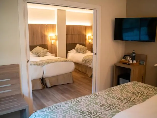  Hotel Princesa Parc - picture  : TV/entertainment centre,Bed 