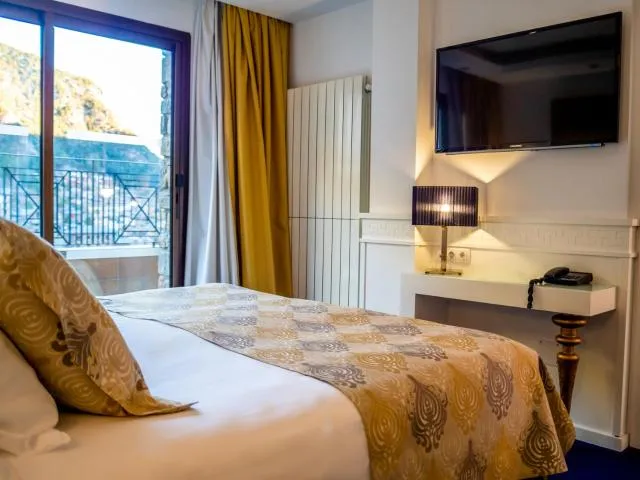  Hotel Princesa Parc - picture  : TV/entertainment centre,Bed 