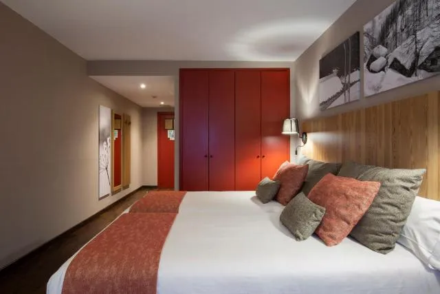  Hotel Grand Pas by Pierre & Vacances - picture  : Bed,Bed,Photo of the whole room,Bedroom,wardrobe,Property,Room 