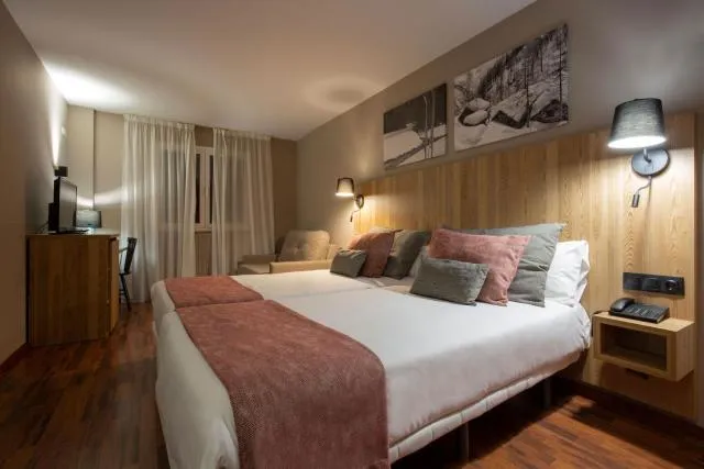  Hotel Grand Pas by Pierre & Vacances - picture  : Bed,Bed,Photo of the whole room,Bedroom,Property,Room 