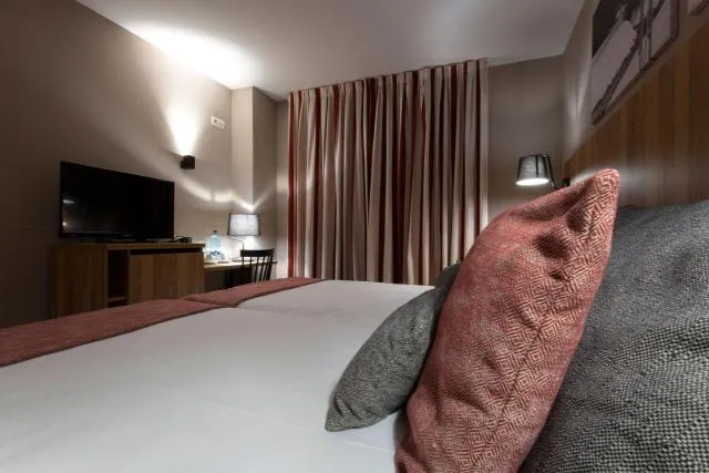  Hotel Grand Pas by Pierre & Vacances - picture  : TV/entertainment centre,Bed,Bed,Photo of the whole room,Bedroom,Property,Room 