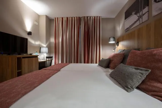  Hotel Grand Pas by Pierre & Vacances - picture  : Bed,Bed,TV and multimedia,Bedroom,Property,Room 