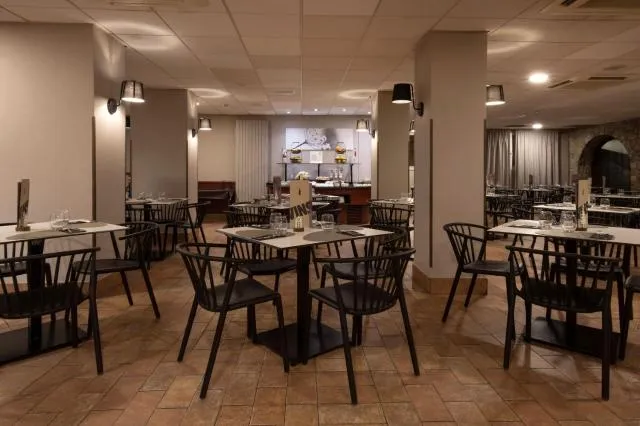  Hotel Grand Pas by Pierre & Vacances - picture  : Toilet,Restaurant/places to eat,Buffet breakfast,Property 